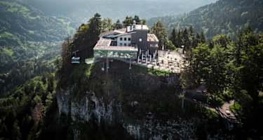 Die Karrenseilbahn bringt ihre Besucher in weniger als fünf Minuten auf 976 Meter Höhe. Von dort führt eine leichte Wanderung über den Staufensee durch die Rappenlochschlucht zurück ins Gütle.