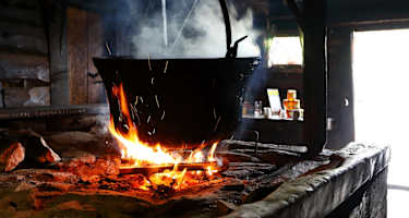 Offene Feuerstelle auf der uralten Karseggalm