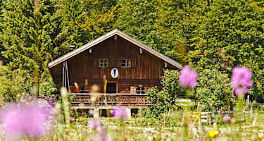 Die Selbstversorgerhütte Kloaschaualm (887 m) liegt in den Schlierseer Bergen im Mangfallgebirge
