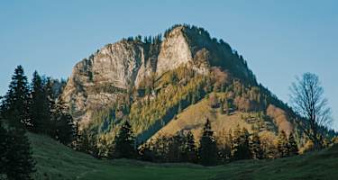 Blick zum Heuberg im letzten Abendlicht.