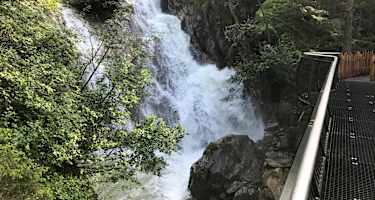 Blick vom Steg auf den Langetaler Wasserfall