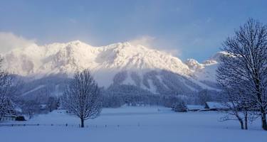 Die Dachsteinrunde bietet besonders schöne Aussichten auf das Dachsteinmassiv