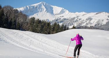 Langlaufen in der prächtigen Bergkulisse der Allgäuer Alpen in Oberstdorf