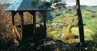 Die Leopoldswarte am Hausberg. Tiefblick nach Westen in das Pielachtal.