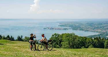 Vom Pfänder blickt man hinunter auf die Weite des Bodensees
