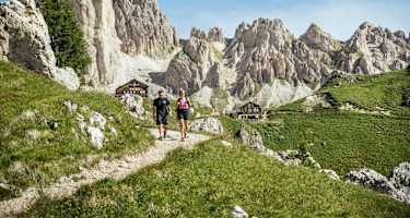 Gemütlich geht es auf erst breitem Weg von der Rotwandhütte zum Einstieg des Masarè-Klettersteiges.
