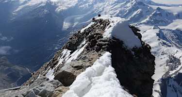 Die letzten Meter zum schmalen Gipfelgrat, wo sich mit 4.478 Metern der höchste Punkt befindet.