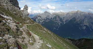 Am Weg vom Sennjoch zur Starkenburger Hütte. Im Hintergrund, Serles (links) und Kesselspitze (rechts).