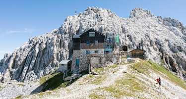 Die Meilerhütte (2.366 m) befindet sich unmittelbar am Wettersteinkamm direkt auf einem Grat im Dreitorspitzgatterl.