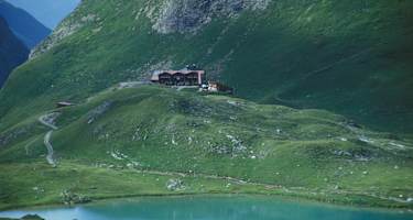 Die Memminger Hütte am unteren Seewisee in den Lechtaler Alpen