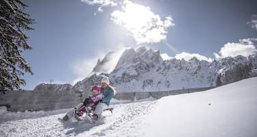Rodeln mit Dolomitenkulisse