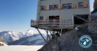 Die Mönchsjochhütte steht in exponierter Lage auf Stelzen.