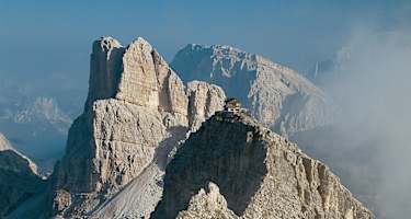 Blick von der Ra Gusela nach Nordwesten auf Monte Averau und Monte Nuvolau mit dem Kleinen Lagazuoi dahinter.