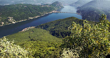 Der Monte San Giorgio ist links und rechts umarmt vom Lago di Lugano.