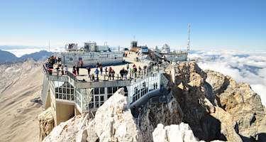 Das Münchner Haus in beeindruckender Lage am Zugspitzgipfel.