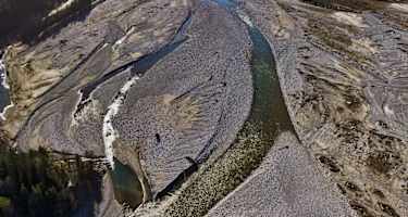 Toller Blick hinunter auf die Umlagerungsstrecke des Lechs bei Stanzach.
