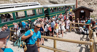 Los geht es am Nid d’Aigle Bahnhof