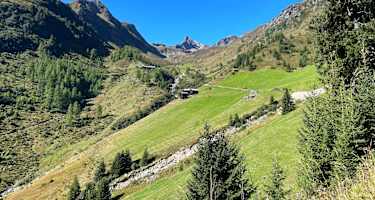 Blick zur Seßladalpe und ganz oben erkennt man die Niederelbehütte
