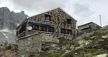 Die aus Stein errichtete Oberaletsch Hütte