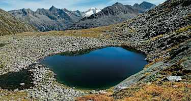 Seeauge im Unterschrammachkar, im Hintergrund der Große Möseler.