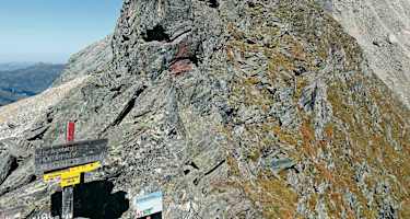 Die Friesenbergscharte wird von einem spitzen Felszacken flankiert.