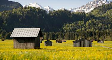 Über die Ötschwiesen geht es gemütlich ins Stillachtal.