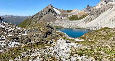 Aufstieg zur Fuorcla da Tschitta. Blick zurück auf Pizza Grossa, Cotschen und Tinzenhorn