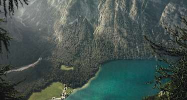 Blick über Königssee zur Wallfahrtskirche St. Bartholomä