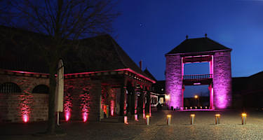 Deutsches Weintor mit Beleuchtung zur Mandelblüte