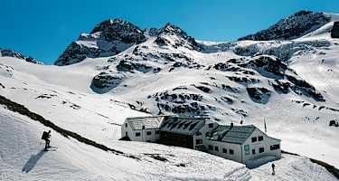 Die Wiesbadener Hütte mit Piz Buin und Ochsentaler Gletscher.