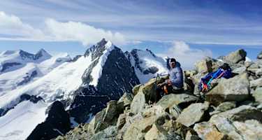 Am Gipfel des Piz Morteratsch mit wunderschöner Sicht auf den Bianco Grat