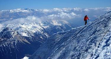 Balanceakt am ausgesetzten Gipfelgrat 