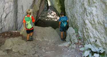 Die kleinen Höhlen und enge Schluchten machen die Steinklüfte zu einem beliebten Ausflugsziel.