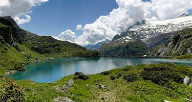 Der Stausee von Robièi liegt am Fusse des Basodino-Gletschers.