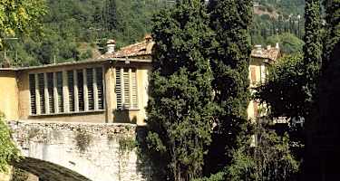 Vom Wanderparkplatz in Maina di sotto folgen wir weiterhin dem nun gesperrten Wirtschaftssträßchen talein, passieren noch mal einen Tunnel und erreichen das Valle delle Cartiere.