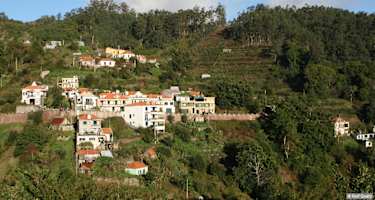 Am Dorfplatz in Fontes führt rechts neben der Bar ein Teerweg (Caminho das Fontes) steil bergauf. Am oberen Dorfrand geht dieser in einen von Maronenbäumen gesäumter Karrenweg über.