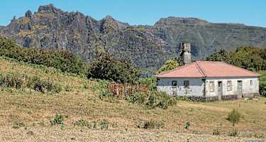 Wir folgen zunächst dem malerischen Kanal gut 50 Minuten bis zu einer Levadabrücke über die Ribeira do Poço do Bezerro.