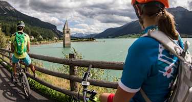 Rund um den Reschenpass: Kirchturm Alt Graun ragt aus dem See hervor
