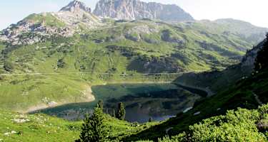 Formarinsee mit der Roten Wand im Hintergrund