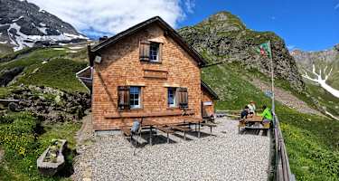 Die Sardonahütte liegt am Ende des Calfeisentals (Glarner Alpen) im Kanton St. Gallen