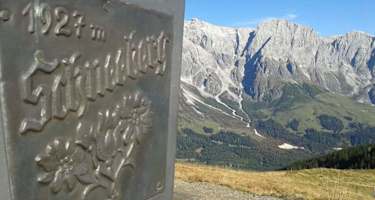 Gipfelkreuz und Aussicht am Schneeberg