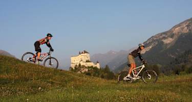 Vorbei an alten Burgen