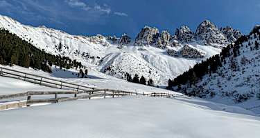 Blick von der Kemater Alm zu den Kalkkögel. Links, hinter dem Waldstück, kommt man vom Hoadl herab.
