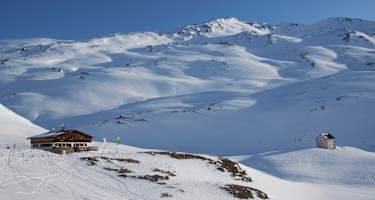 Die Sesvennahütte ist ein perfektes Basislager für Skitourengeher. Hinten die Rasass-Spitze (2.941 m) zum Eingehen.
