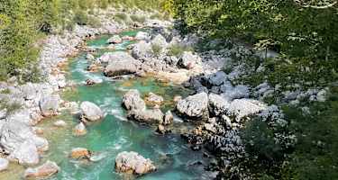 Mit wenig Wasser im Herbst –  von oben gesehen schaut die Slalomstrecke gemächlich aus. Trotzdem erreicht sie den Schwierigkeitsgrad WW 4-5.