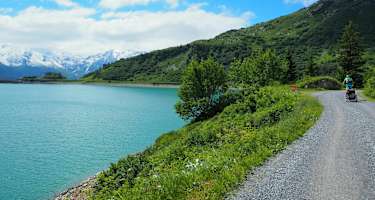Die Tour führt anfangs entlang des Spullersees.