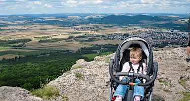 Weitläufiger Blick von der Abbruchkante des Staffelbergs