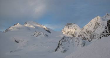 Blick von der Britanniahütte zum Strahlhorn. Man sieht einen Großteil der Route gut ein.