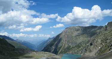 Blick über die bewachsene Seitenmoräne des Sulzenauferners hinab zur Blauen Lacke