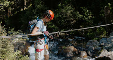 Stuibenfall Klettersteig - gleich zu Beginn geht es über eine Seilbrücke über den Bach